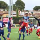 Una de les aproximacions del Mollerussa en una pilota aèria sobre la porteria de l’Escala.