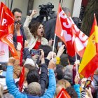 Ministres i dirigents del PSOE es van unir als crits de suport a Sánchez al carrer.