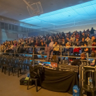 Desenes de famílies van acudir ahir al festival Mil Maneres, que va haver d’adaptar-se als canvis meteorològics.