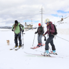 Un grup d’esquiadors es van calçar ahir els esquís al port de la Bonaigua.