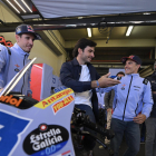 Àlex i Marc Márquez van rebre la visita al box del pilot de Fórmula 1 Carlos Sainz.