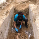 Procés d’excavació d’una de les tombes del jaciment.