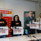Els representants de CCOO i UGT a Lleida posant ahir amb els cartells amb el lema de l’1 de Maig.