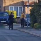 Imatge del presumpte agressor davant d’un policia britànic.