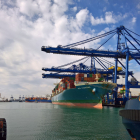 Activitat de càrrega i descàrrega al port de València.