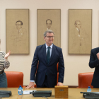 Feijóo ahir amb Cuca Gamarra i Miguel Tellado en la reunió amb diputats i senadors del PP.