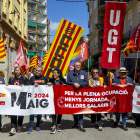 Els líders d’UGT i CCOO a Lleida encapçalant la marxa unitària que ahir va recórrer l’Eix Comercial.