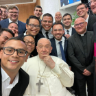 Els seminaristes amb el papa i el bisbe Vives, a la dreta.