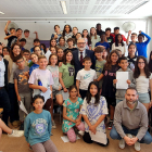 Alumnes de sisè de Primària de l’escola La Mitjana van entrevistar l’alcalde, Fèlix Larrosa.