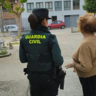 Una agent de la Guàrdia Civil al costat d’una persona gran.