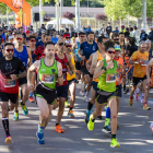 Un moment de la sortida de la Mitja Marató i 10 km Ciutat de Tàrrega, que va reunir ahir més de 500 atletes a la capital de l’Urgell.