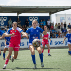 Elisa intenta superar la pressió de tres rivals de l’Espanyol, que proven de prendre-li la pilota.