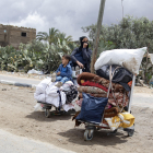 Una dona palestina i un nen, després de l’ordre d’evacuació israeliana de Rafah.