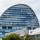 Façana de l’edifici La Vela, a la ciutat del BBVA.