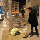 Veí de Pardinyes deixa la bossa per a la recollida porta a porta.