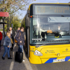 Usuaris del bus llançadora entre Magraners i el centre.