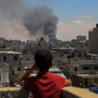 El fum s’eleva després dels atacs aeris israelians a la ciutat de Rafah.