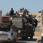 Palestins desplaçats arriben a Khan Yunis després de fugir de la ciutat de Rafah, al sud de Gaza.