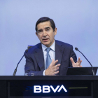 El president del BBVA, Carlos Torres, explicant ahir els detalls de l’opa en roda de premsa.