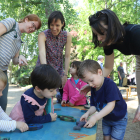 Un grup de nens juga amb els trencaclosques de Tocs de Fusta al Parc dels Somriures durant el matí.