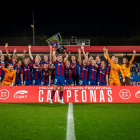 El Barça goleja l'Athletic (7-0) i rep el trofeu de campió de la Lliga F
