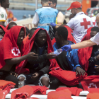 Membres de Creu Roja auxilien migrants rescatats al port de Gran Tarajal.