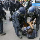 La Policia deté un dels activistes en l’intent d’assalt.
