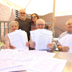 Membres de l’Associació de Jubilats d’Almacelles, aquesta setmana amb les firmes recollides.