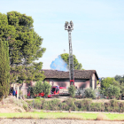 Els Bombers, ahir durant l’extinció d’un incendi en una casa a la partida Quatre Pilans.