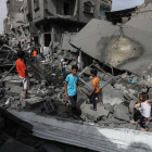 Els palestins inspeccionen els danys després d’un atac aeri israelià a Maghazi, al centre de Gaza.