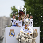 El Madrid ofereix la Lliga a l’afició ■ El Reial Madrid va oferir ahir el títol de Lliga als seus aficionats, que van omplir la plaça de Cibeles. A primera hora del matí el president de l’RFEF, Pedro Rocha, els va entregar la copa a Valdebe ...