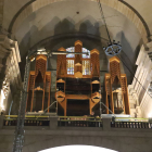 Operaris, ahir, durant la instal·lació del nou orgue a la Catedral Nova de Lleida.