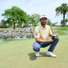 Joel Moscatel posa amb el trofeu de campió del Challenge d’Espanya.