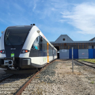 Un tren de l’actual línia de Lleida-la Pobla de Segur, al taller del Pla de Vilanoveta.