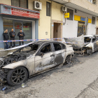 Cremen dos cotxes i dos més amb danys a Baró de Maials