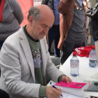 L’escriptor, firmant exemplars el passat Sant Jordi a Barcelona.
