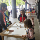 Jocs infantils ahir amb Artistalia als porxos de l’Espai MerCAT per protegir-se de la pluja.