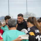 Rubén López, al centre de la imatge, fent la xerrada a l’equip després d’un partit.