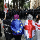 Manifestants amb banderes georgianes i de la UE en una protesta.