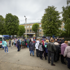 La gent fa cua al centre d’evacuació de zones de Khàrkiv.