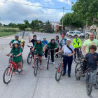 Els participants en la bicicletada cap al Castell del Remei.