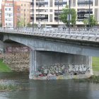Imatge del cabal del riu al seu pas pel Pont Vell de Lleida
