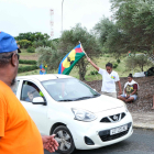 Una manifestant fa onejar una bandera nacionalista.