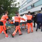 Els equips de rescat transporten en llitera el primer ministre eslovac Robert Fico a l’hospital.