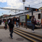 Usuaris de la línia R3 de Rodalies arriben a l’estació de Montcada per anar a buscar un autobús.