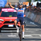 Alaphilippe, en el moment d’entrar guanyador a la meta.