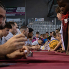 Fan Day amb la plantilla ■ El club va organitzar ahir un Fan Day al Barris Nord, perquè els aficionats poguessin conèixer abans d’arrancar el play-off la plantilla del Força Lleida, que va firmar autògrafs a tots aquells, majoritàriament nen ...