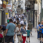 Gent passejant i comprant per l’Eix Comercial de Lleida.