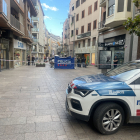 Els Mossos d’Esquadra i la Guàrdia Urbana van tallar el carrer al trànsit.