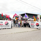 Una trentena de treballadors van protestar ahir davant les portes del centre d’Alcoletge.